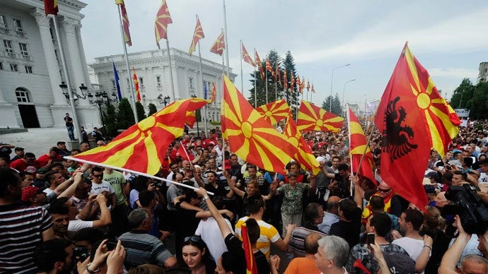 Οι Σκοπιανοί θέλουν να χορτάσουν την πείνα τους με την «Μακεδονία» – Στα 1.280 ευρώ είναι ο μισθός της υπουργού Άμυνας